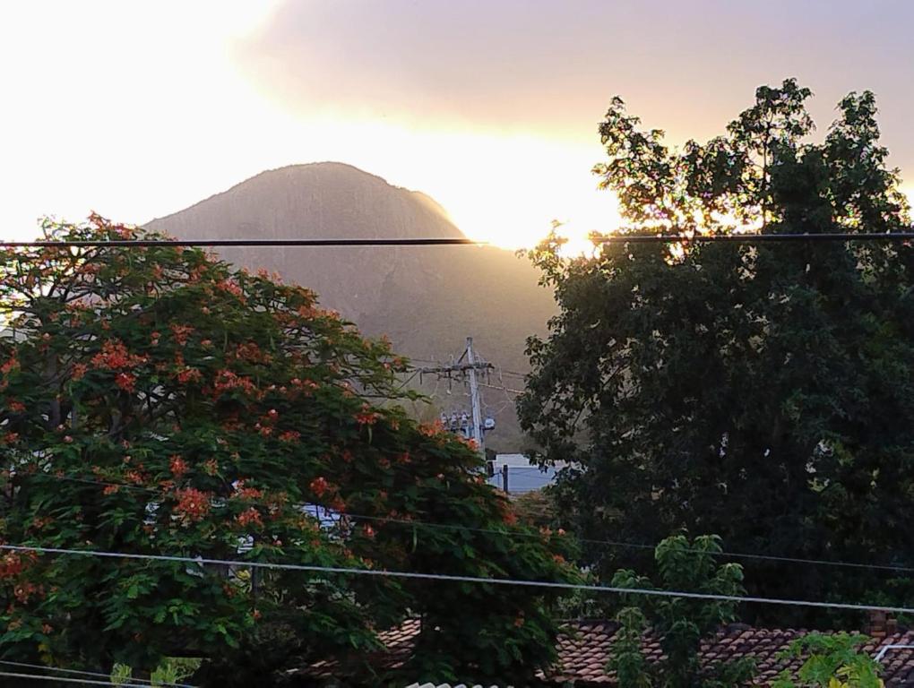 a view of a mountain with trees in the foreground at Apartamento com vista para Montanha in Maricá