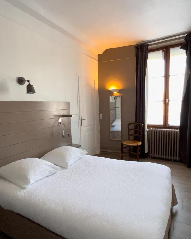 Postel nebo postele na pokoji v ubytování Logis- Hôtel & Restaurant Le Montligeon