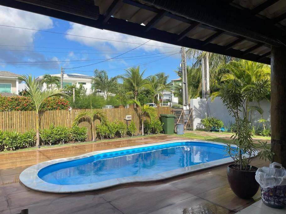een zwembad in het midden van een tuin bij Casa Ampla em Guarajuba in Camassari