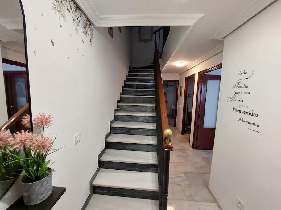 Una escalera que conduce a una habitación con plantas en El Patio de Lola, en Córdoba