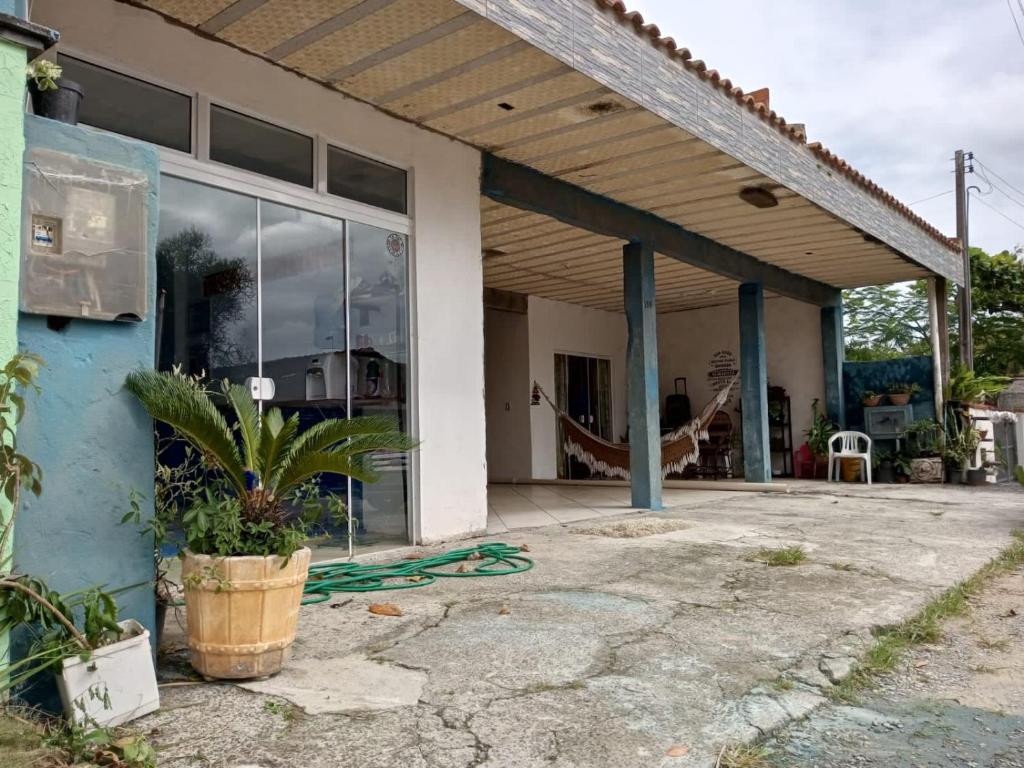 Casa con porche con techo de madera en Residencial Maldonado Eckert - Enseada - Praia Grande, en São Francisco do Sul