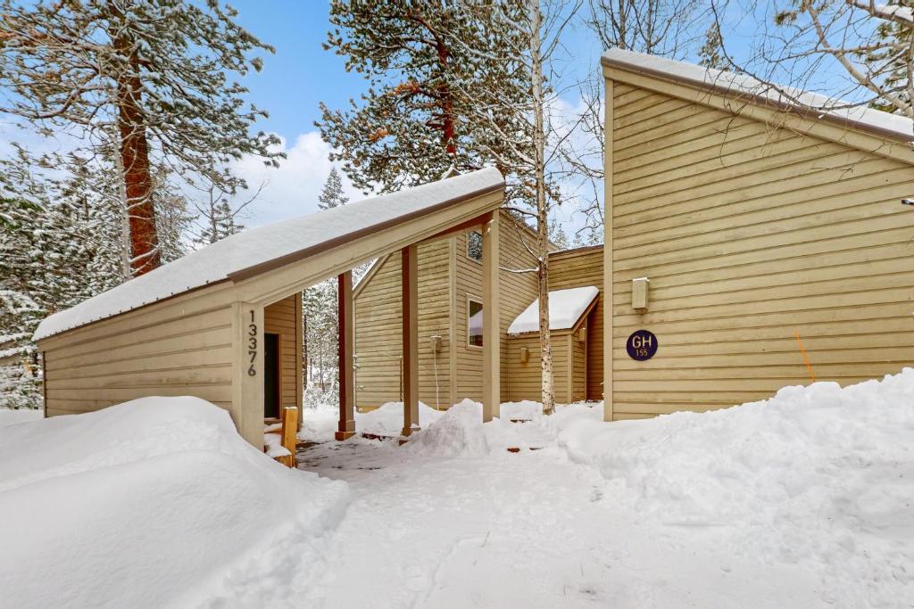 eine Hütte im Schnee mit Schnee um sie herum in der Unterkunft Golf Home 155 in Black Butte Ranch