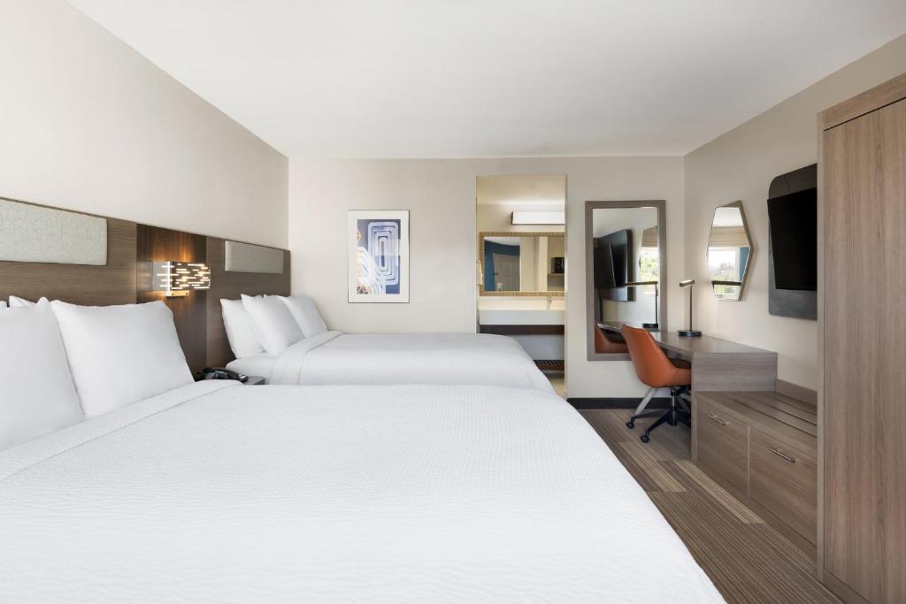 Holiday Inn Express Simi Valley by IHG - Suite Queen Com Sofá-Cama E Vista Piscina
