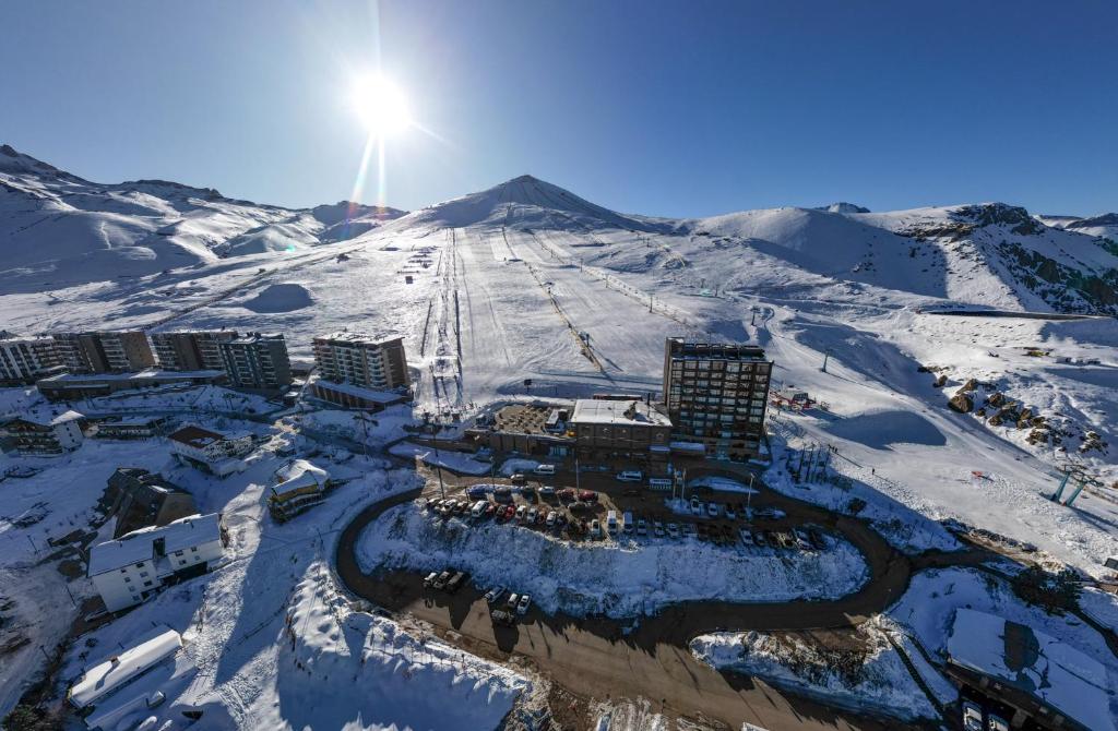 an aerial view of a resort in the snow at Departamentos Gran Parador ski In-out de los Centro de Ski El Colorado, Farellones - Descuentos especiales en actividades ski y no ski in Farellones