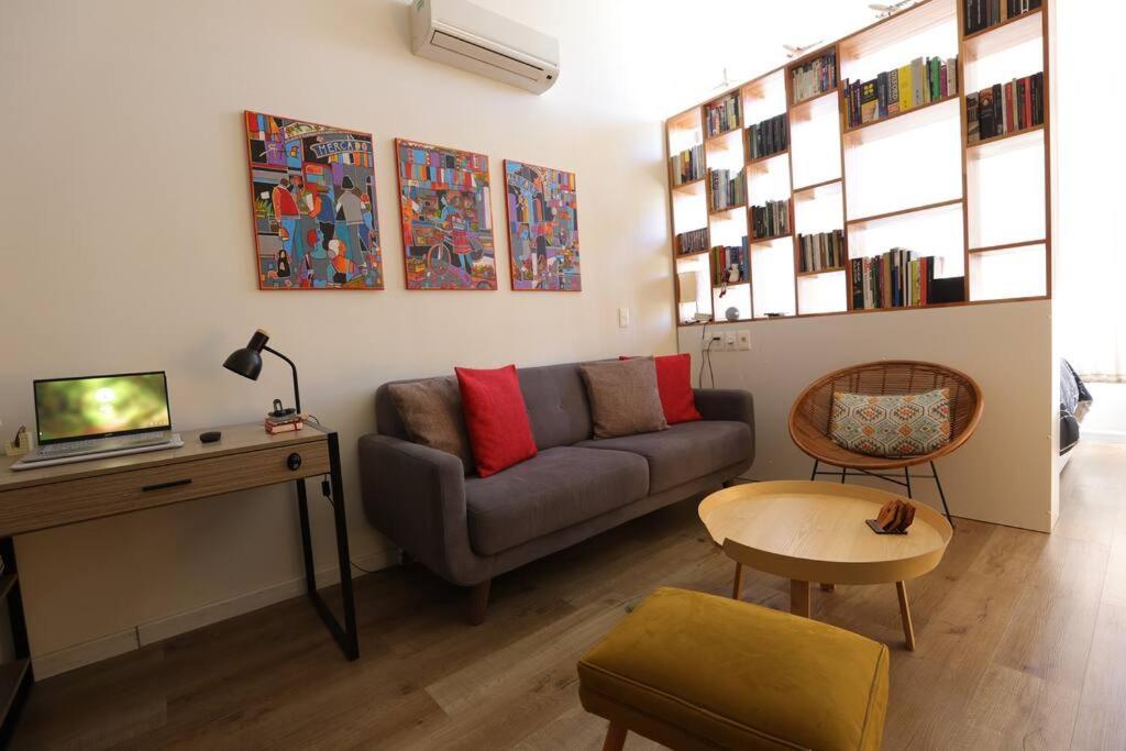 uma sala de estar com um sofá e uma mesa em LOFT entero con excelente ubicación, a minutos de AGUADA PARK em Montevidéu
