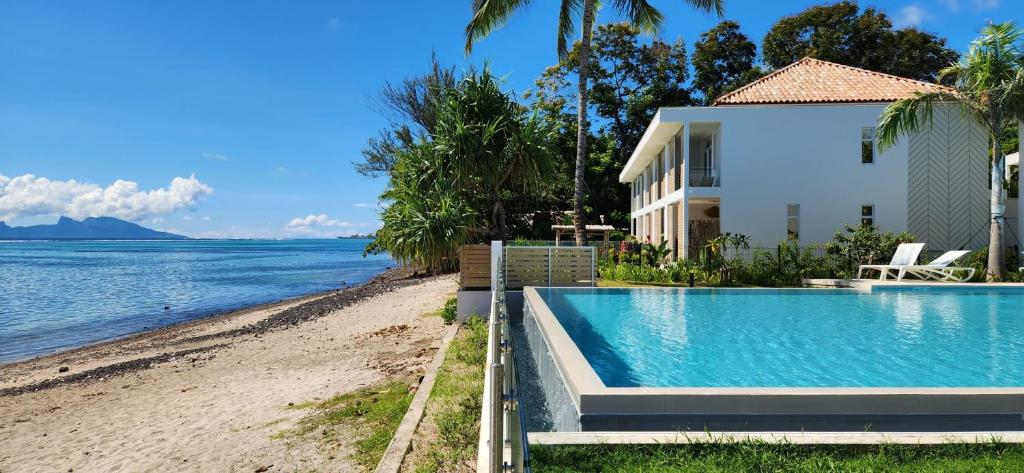 una casa con piscina junto a la playa en White Palm, en Paea