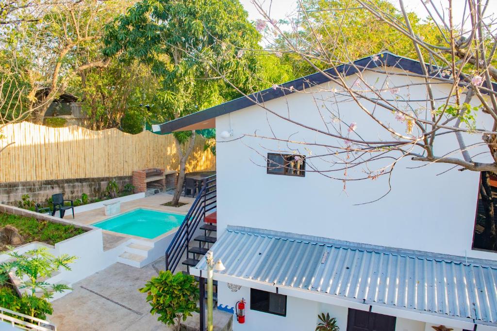 een luchtzicht op een huis met een zwembad bij Olas Permanentes Buena Vista El Zonte in El Zonte