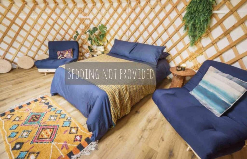 Postel nebo postele na pokoji v ubytování Wilding Yurt Stay