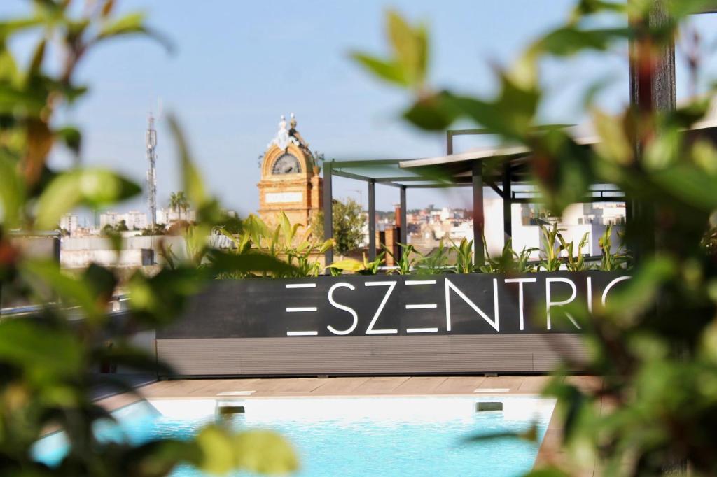赫雷斯－德拉弗龍特拉的住宿－esZentrico Suites Jerez，建筑前读着感官的标志