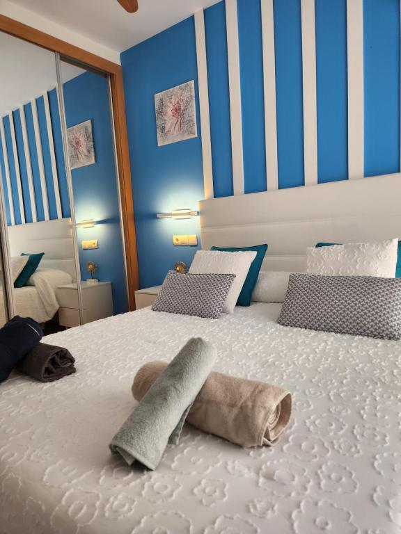 Posteľ alebo postele v izbe v ubytovaní BAJO en PRIMERA LÍNEA de VERA-PLAYA con piscina privada!