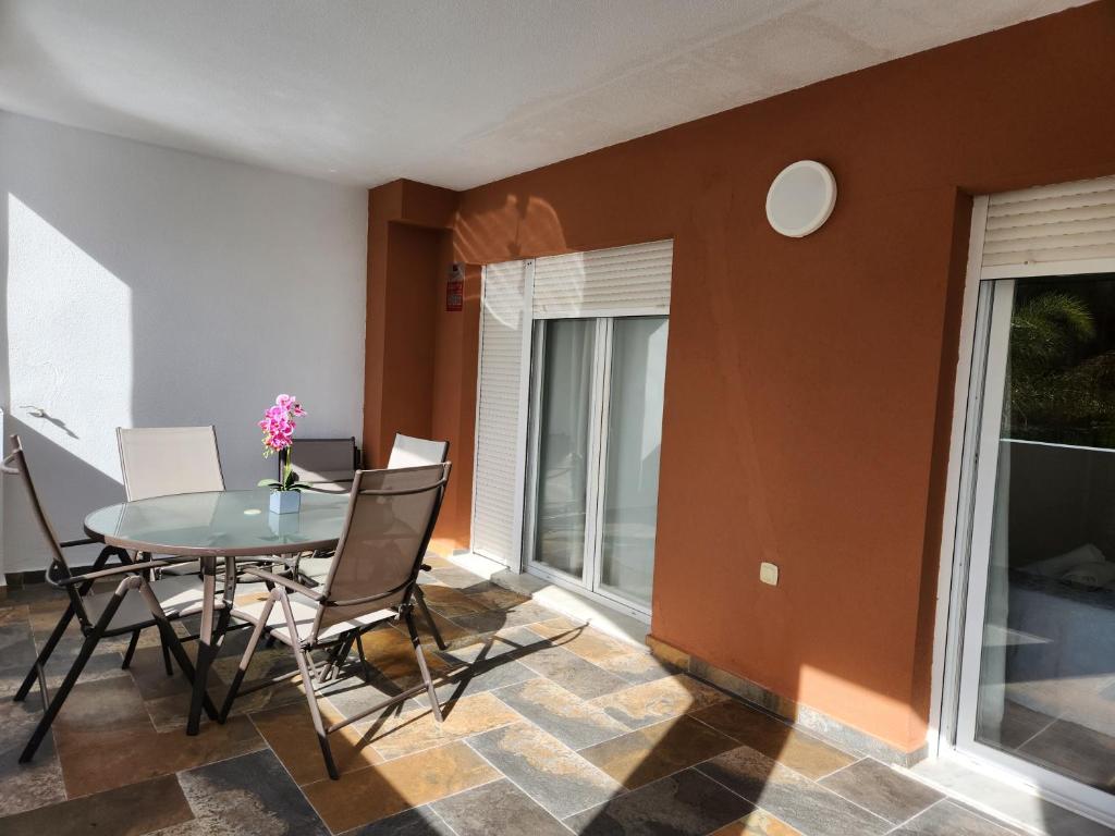 Posedenie v ubytovaní BAJO en PRIMERA LÍNEA de VERA-PLAYA con piscina privada!