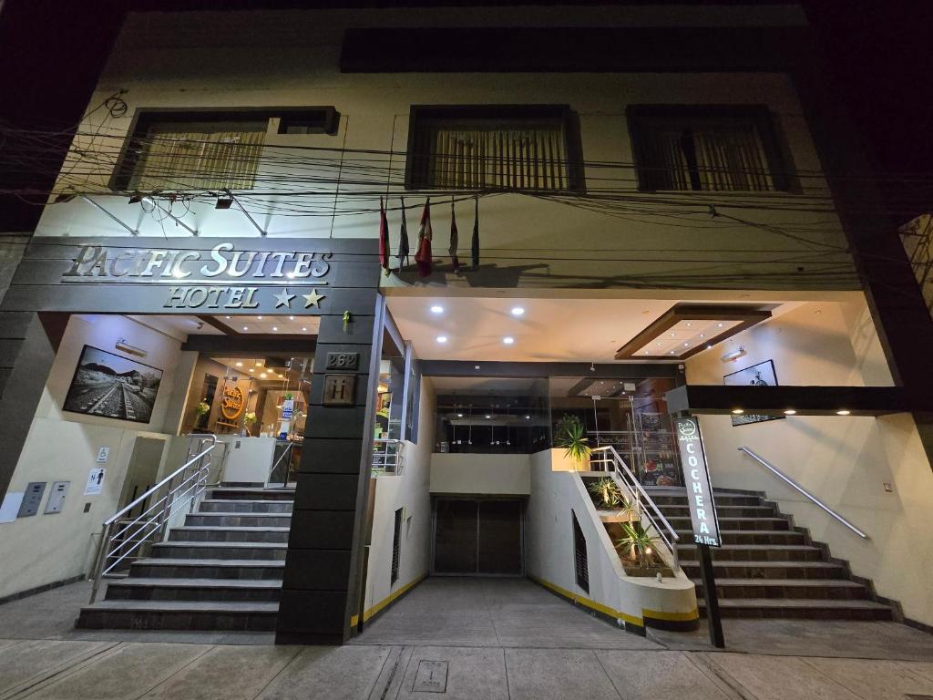 un negozio con scale di fronte a un edificio di Pacific Suites Hotel a Tacna