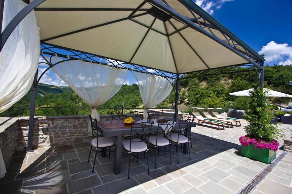 Fotografie z fotogalerie ubytování Stunning villa with pool, Jacuzzi and wonderful view v destinaci Apecchio