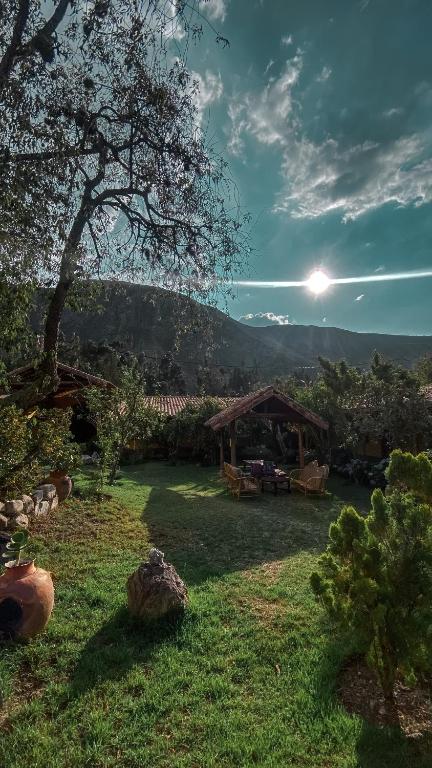 un cortile con gazebo con il sole nel cielo di Andean Wings Valley a Urubamba