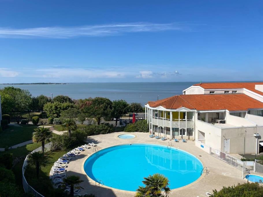 une vue aérienne d'un complexe avec piscine dans l'établissement Les Terrasses de Fort Boyard, à Fouras