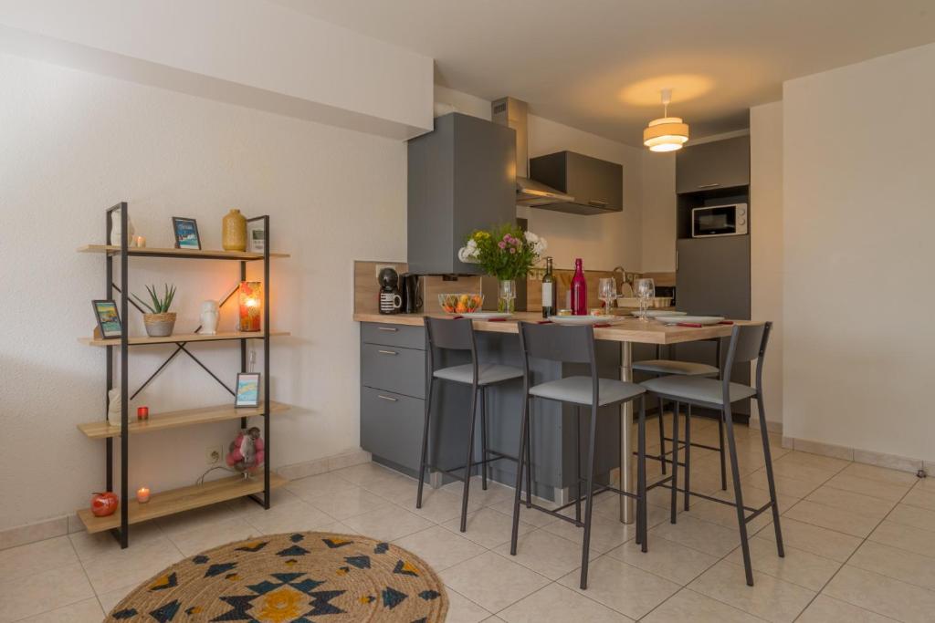 Kuchyňa alebo kuchynka v ubytovaní Appart cosy avec grand balcon et parking privatif