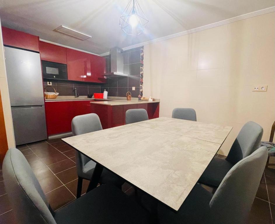 Una habitación con una mesa y sillas y una cocina. en La Cava de Leuvino Frias, en Presencio