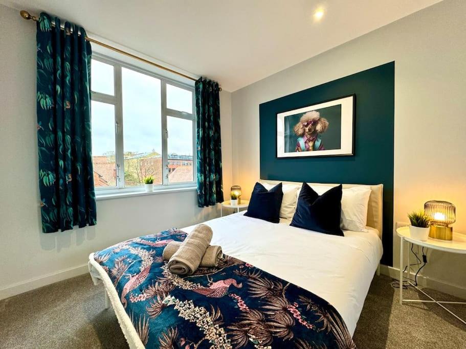 um quarto com uma cama grande e uma janela em Sleeps 8 - Bournemouth - Ideal Families & Groups! em Bournemouth