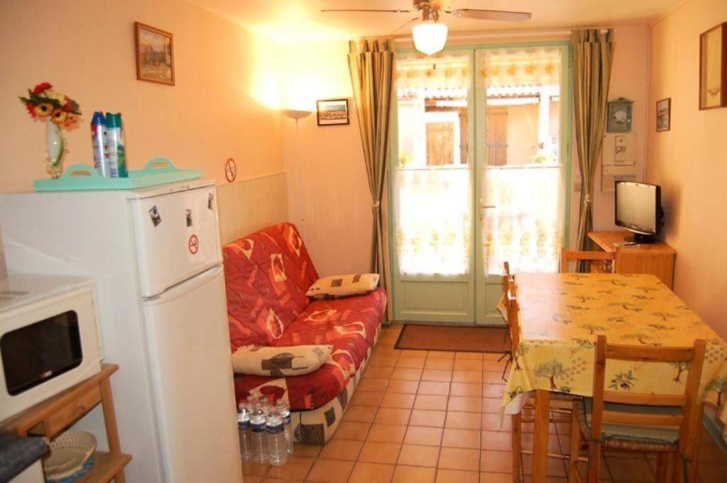 - un salon avec une table, un canapé et un réfrigérateur dans l'établissement Résidence Grande Bleue - 2 Pièces 4 couchages PORT LEUCATE MAE-5134, à Port-Leucate