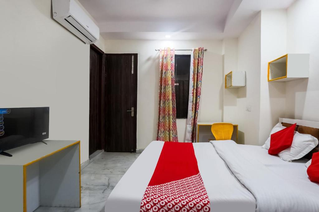 a bedroom with a bed with a red and white blanket at OYO Flagship 78640 Hotel J Inn in New Delhi