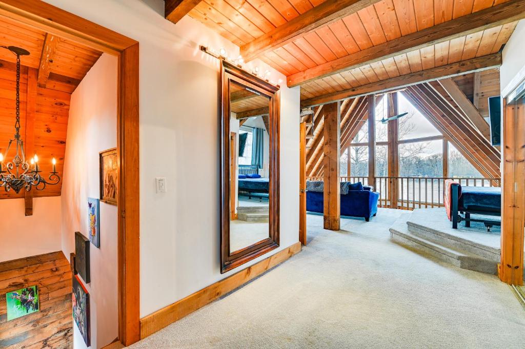 Foto sihtkohas Troy asuva majutusasutuse Riverfront A-Frame Cabin in Troy with Pool and Dock! galeriist