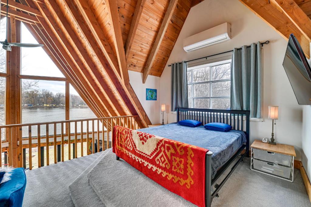 Voodi või voodid majutusasutuse Riverfront A-Frame Cabin in Troy with Pool and Dock! toas