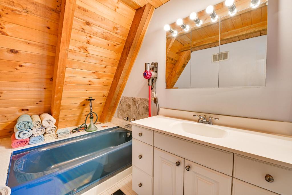 Vannituba majutusasutuses Riverfront A-Frame Cabin in Troy with Pool and Dock!
