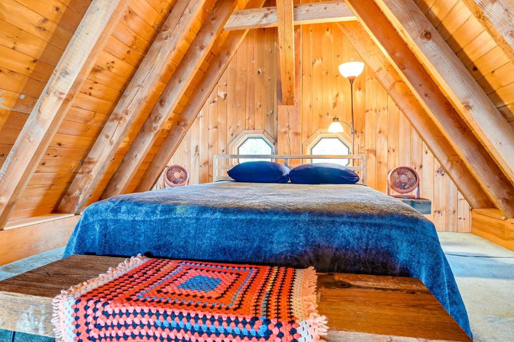 Voodi või voodid majutusasutuse Riverfront A-Frame Cabin in Troy with Pool and Dock! toas