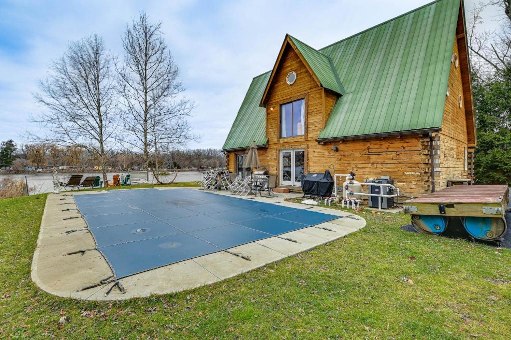 Lauatennis majutusasutuses Riverfront A-Frame Cabin in Troy with Pool and Dock! või selle läheduses