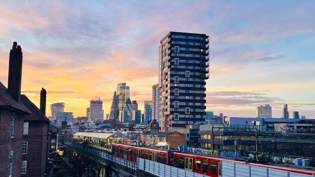 a city skyline with a train and a building at London Skyline Sanctuary Penthouse with City View Zone-1 in London