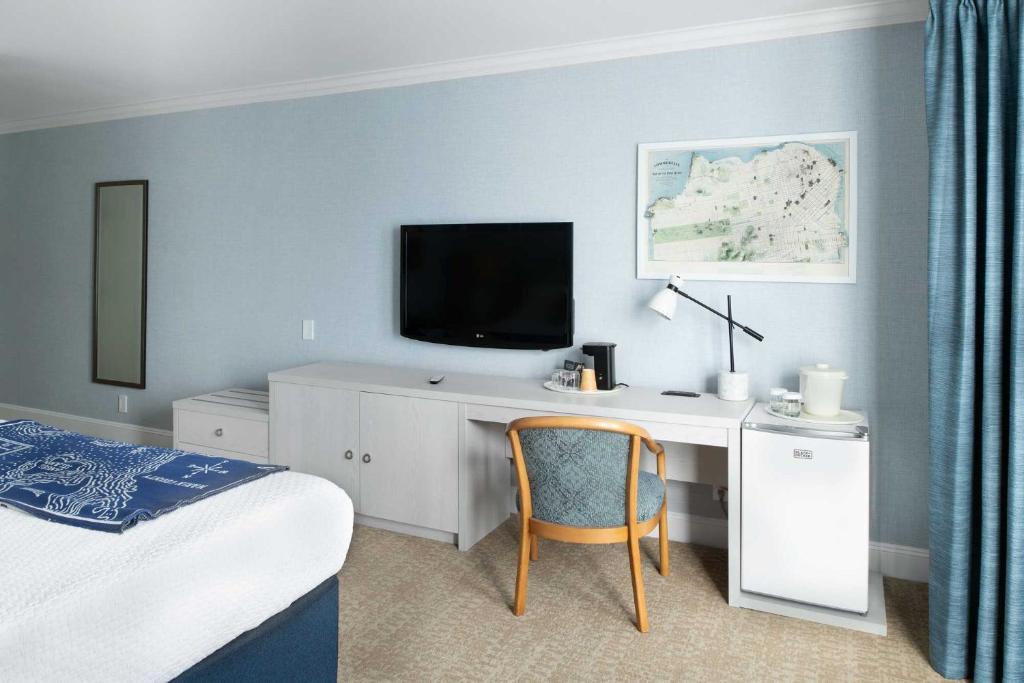 Coventry Motor Inn - Two Queen Beds With A Loveseat Room