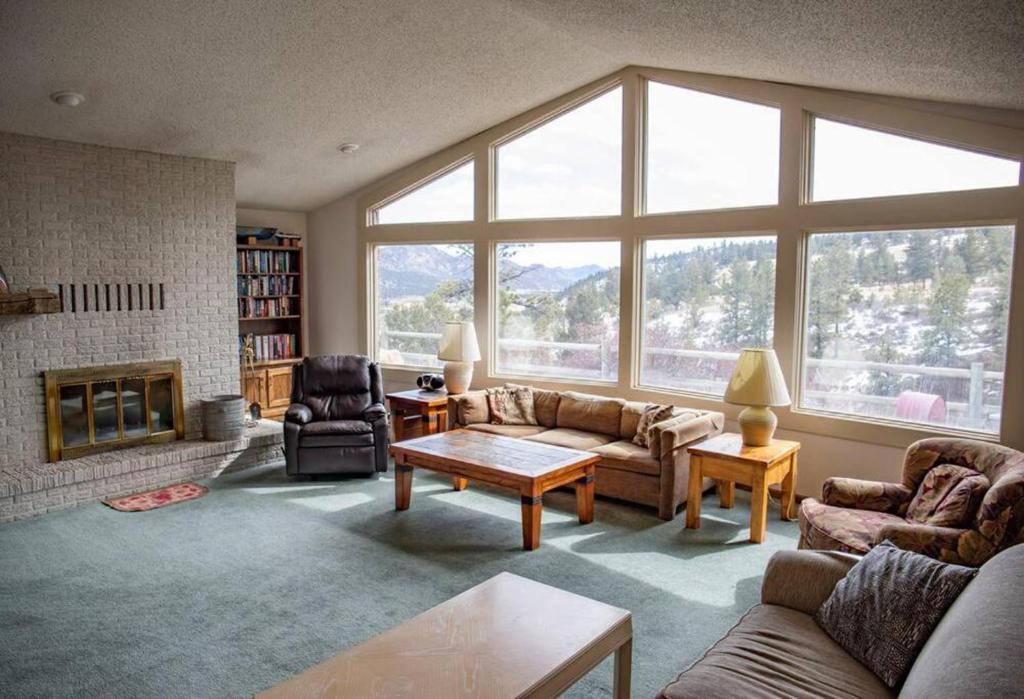 sala de estar con sofá y chimenea en Private 313 Acre retreat/lakes/direct forest entry, en Buena Vista