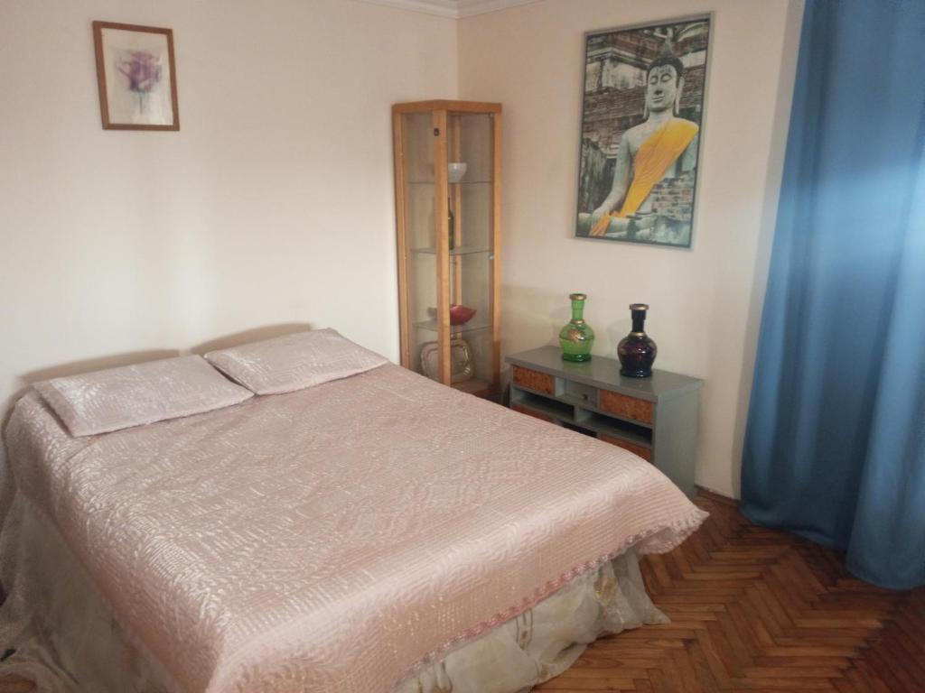 - une chambre avec un lit et une table avec une photo dans l'établissement halit ev 2, à Istanbul