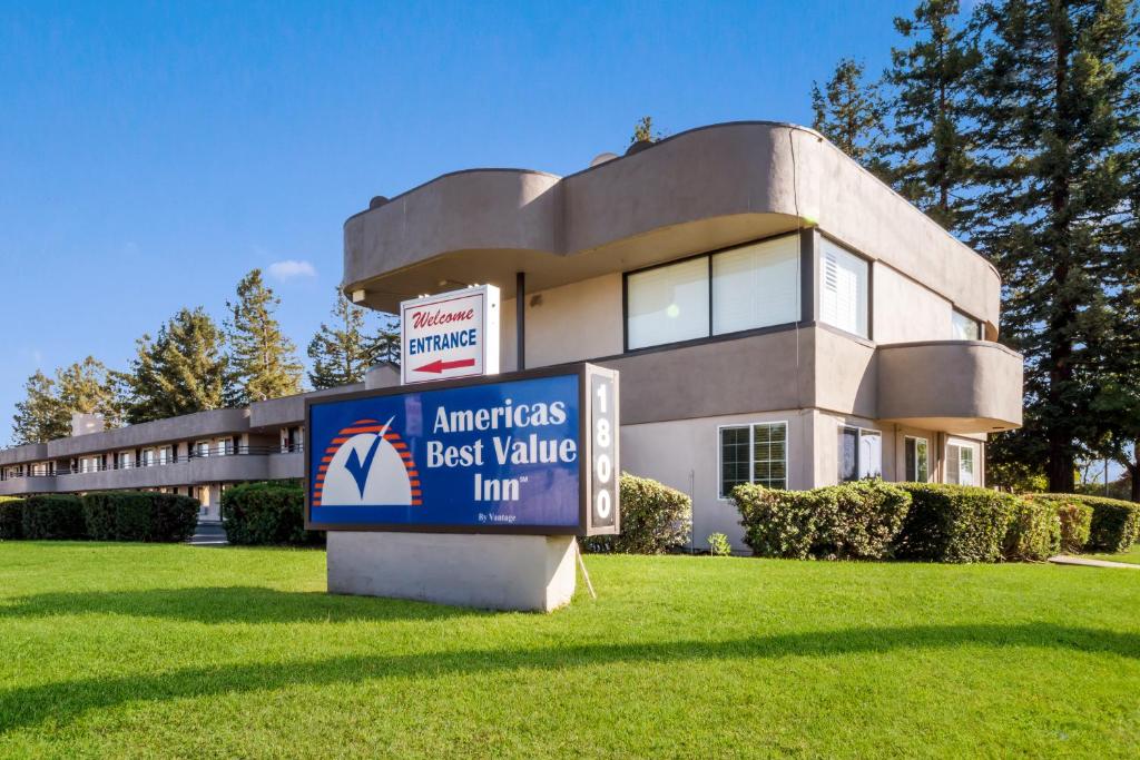 una señal de la posada con la mejor relación calidad precio frente a un edificio en Americas Best Value Inn Santa Rosa, en Santa Rosa