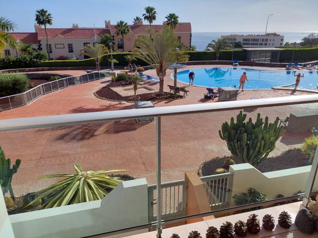 balcone con vista sulla piscina di un resort di Sunny Suite a San Miguel de Abona