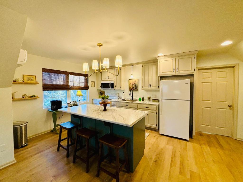 Kitchen o kitchenette sa Serenade Cottage in the Country