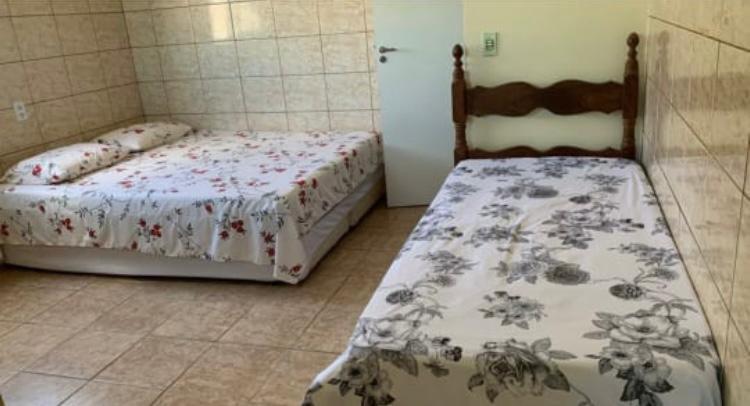 1 Schlafzimmer mit 2 Betten in einem Zimmer in der Unterkunft Hospedagem do Marcão in Belo Horizonte