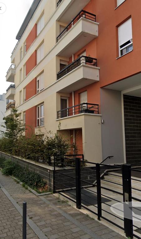 un immeuble d'appartements avec des balcons sur le côté dans l'établissement Studio 23 m2 avec terrasse 16 m2 - Corporate housing ou bail civil travailleur mobilité Résidence standing Atlantis Plein Sud, à Massy