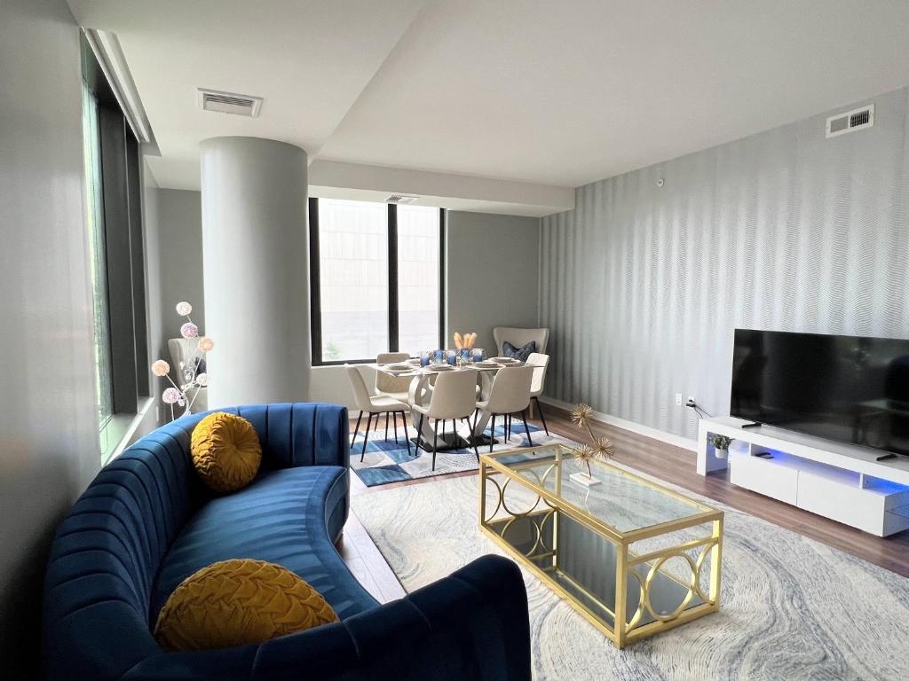 泰森斯角的住宿－Premier Escape Tysons 4 Beds，客厅配有蓝色的沙发和电视