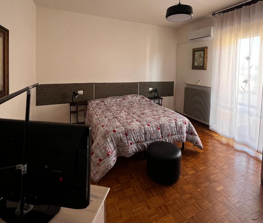 1 dormitorio con 1 cama y TV de pantalla plana en R & B Emilia 54, en Cadeo
