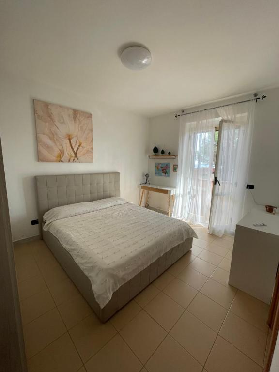 una camera con un letto e una grande finestra di Appartamento vista mare a Copanello