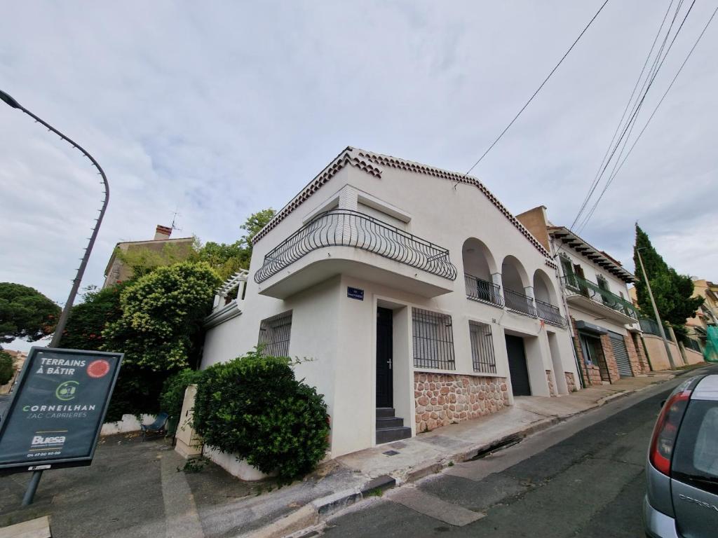 a white building on the side of a street at maison PING ,en face des arènes in Béziers