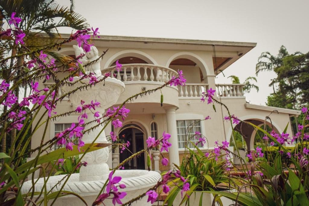 ein Haus mit lila Blumen davor in der Unterkunft Tebaida villa puebla in La Tebaida