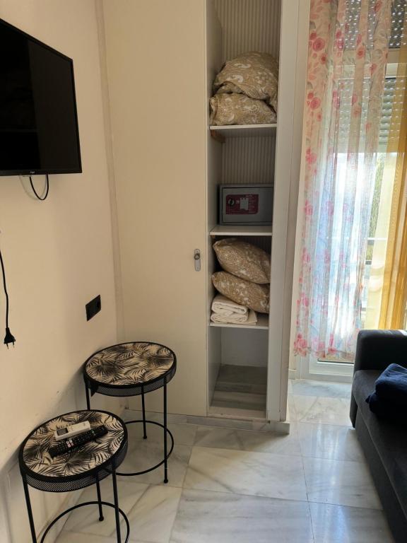 Telewizja i/lub zestaw kina domowego w obiekcie Duplex de lujo en la playa , jacuzzy, piscina, chimenea y padel