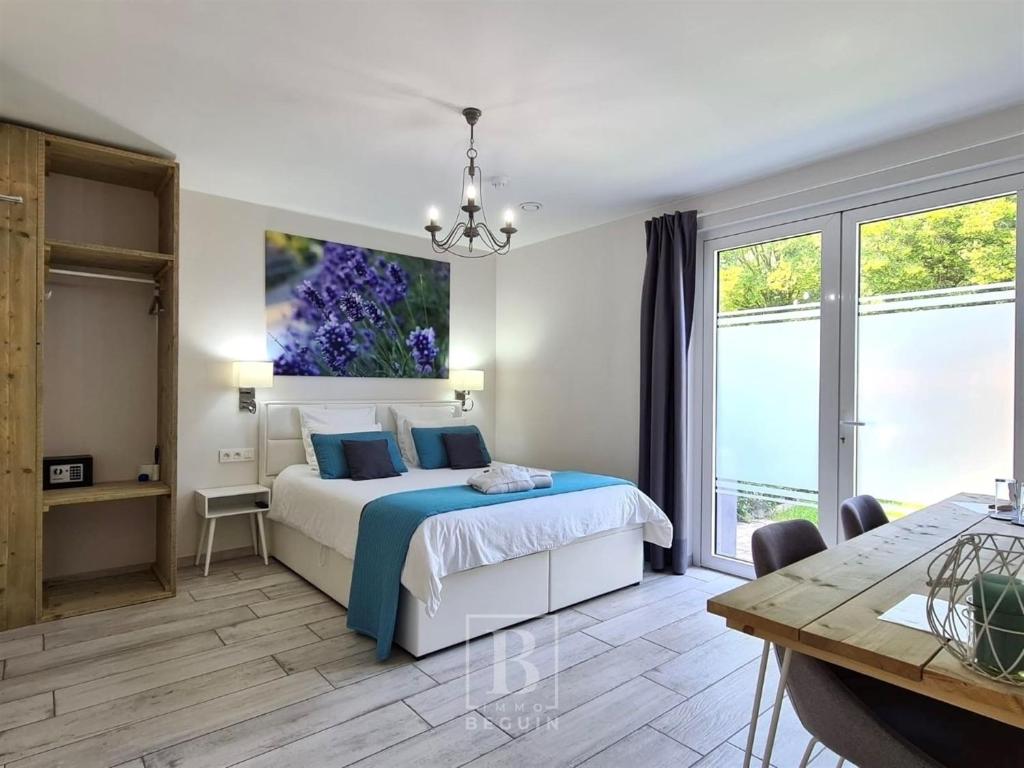 Postel nebo postele na pokoji v ubytování Villa Blue Garden B&B Vlaamse Ardennen nabij Pairi Daiza