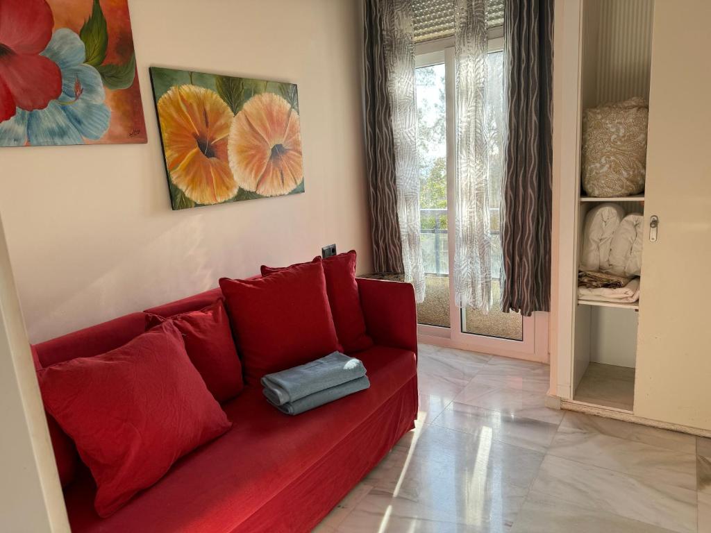 Część wypoczynkowa w obiekcie Duplex de lujo en la playa , jacuzzy, piscina, chimenea y padel