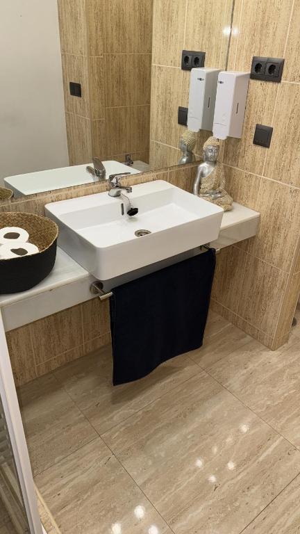 Łazienka w obiekcie Duplex de lujo en la playa , jacuzzy, piscina, chimenea y padel