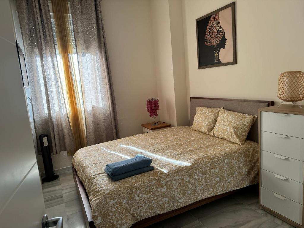Łóżko lub łóżka w pokoju w obiekcie Duplex de lujo en la playa , jacuzzy, piscina, chimenea y padel