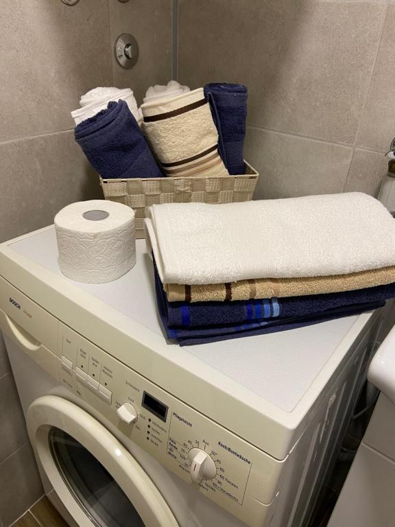 a washing machine with towels on top of it at Kula Dream apartment in Kula