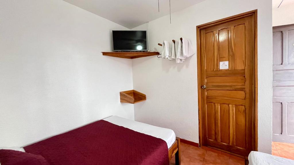 Postel nebo postele na pokoji v ubytování Hostal Nuevo Arenal downtown, private rooms with bathroom